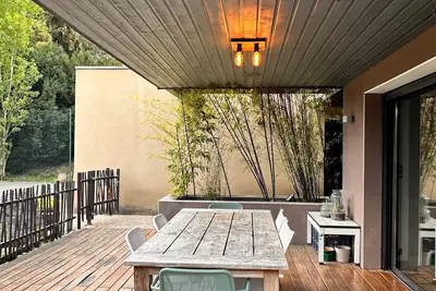 Image de grande maison paisible dans un petit village, ideale pour moment en famille