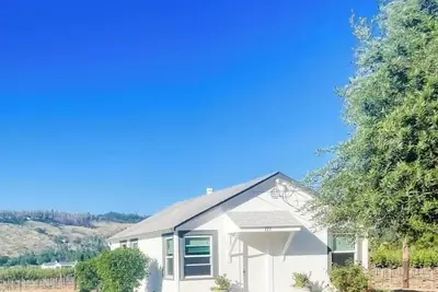 Image de Cozy vineyard retreat walking distance to downtown St. Helena.