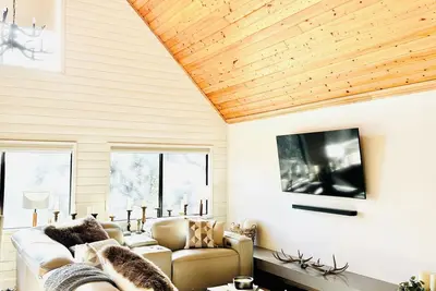 Image de Luxe Lake View Cabin w/private lake-Forest Backyard-Near Woodland Lake Park