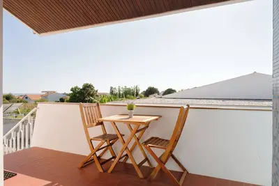 King Size Bed with Air Conditioning near the Beach and Free Street Parking