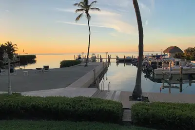 Image de Endless Sunset Views, Endless Comfort: Explore Our Remodeled Bayfront Condo!