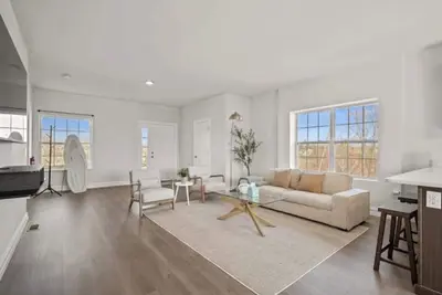 Image de Modern, Chic 2-Bedroom Ann Arbor Haven