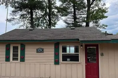 Image de Welcome to Cottage 6 at Heart Lake Resort!