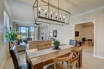 Image de Ground Floor End unit 2 Bed/2bath+Den, Beautiful water view, 2 Golf Courses