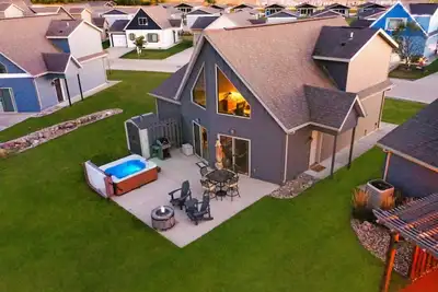 Image de Boho Bungalow on the Pond w/ Hot Tub