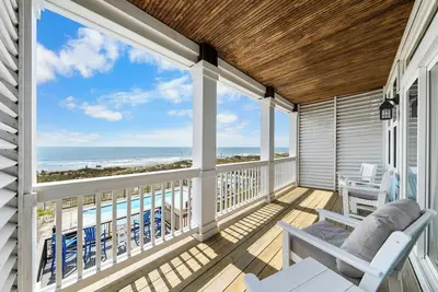 Image de Kure Surf Shack: Oceanfront, Pool, Elevator, 5bd
