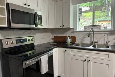 Image de 10-minute drive from the shores of Smith Mountain Lake! Lakehouse with hot tub!