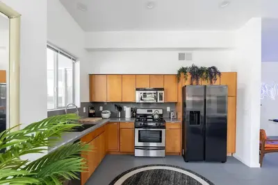 Image de Stylish Pool House w/ Firepit, Arcade, Billiards & more! Family Friendly