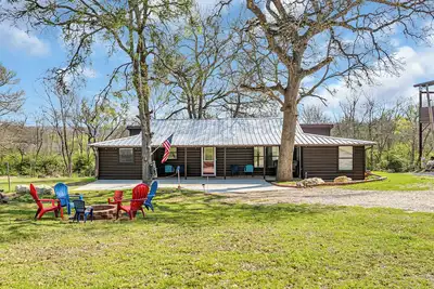 Image de Cozy & Spacious Lake Cabin w/2 living areas; one for adults & one for the kids!