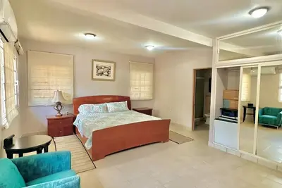 Image de Large multi-family home, pet-friendly, 100mts from the beach, large parking.