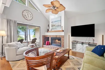 Image de Newly Listed Bluff Villa with Creek and Golf Course Views