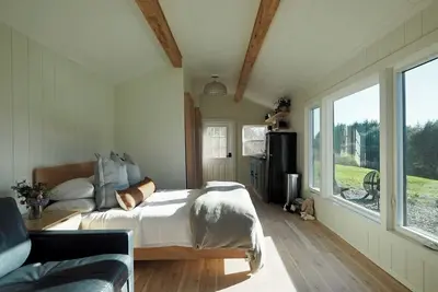 Image de Casita: Near Wineries & Keuka Lake: 100\"Projector