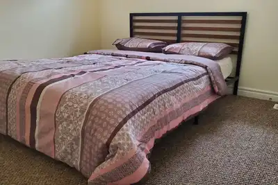 Image de Better than your home, relax, enjoy, new, love, 7 minutes walk to Battery plant.