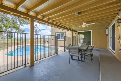 Image de Lovely Oasis in the Desert Close to State Farm Stadium