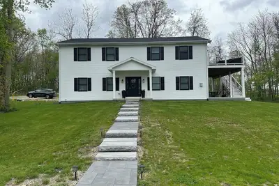 Image de Beautiful 5 star home overlooking Round Lake 6 bedrooms