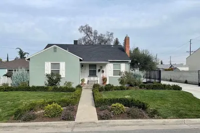 Image de Cozy, private parking and centrally located home in Tulare!