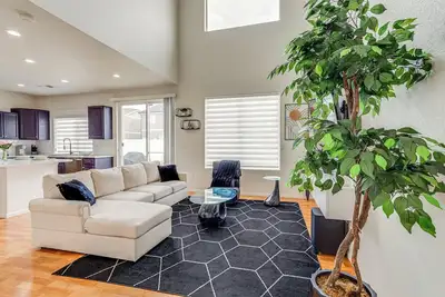Image de 6 Mi de Dia : maison Denver avec jardin clôturé & foyer extérieur
