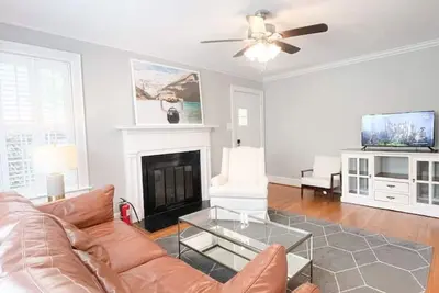 Image de Near Uptown • Parks • Cozy Retreat •  Free Parking