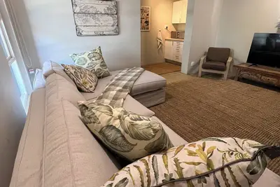 Image de Cozy cottage, super spacious, home away from home, safe off street parking!