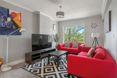 Image de 1 Bed + 1 Bath Vibrant, Stylish & Cozy Waterfront Condo in Downtown