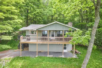 Image de Deck w/ Forest Views, Ping Pong | Blue Ridge Mtn Escape | Ash Vale by AvantStay