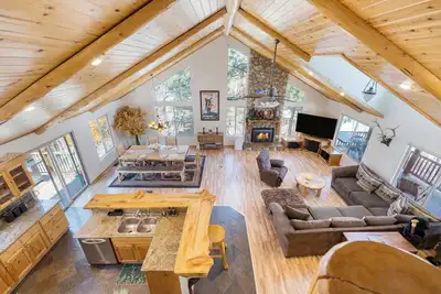 Image de Alpine Whisper by AvantStay | ⛰️ 🌲 Deck & Pool Table 🎱