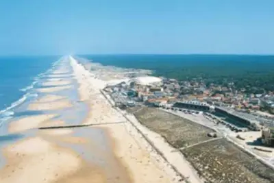 Image de Maison 130 m2 sur Jardin 600 m2 à 900 m de la Plage et Centre Ville-4 Chambres