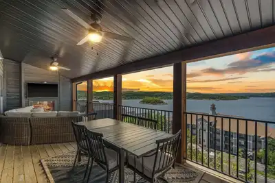 Image de Outdoor/Indoor pool, Hot tub, Game Room Lakeviews!