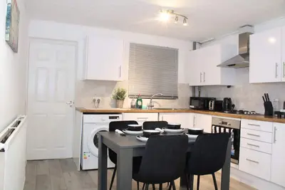 Image de F2s Serviced 2Bed House Wi-fi, Netflix, Parking, Train station nearby. Holiday!