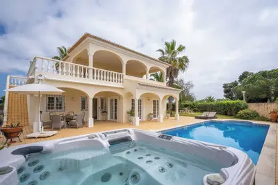 Image de Host Wise - Luxurious Pool and Jacuzzi Hideaway