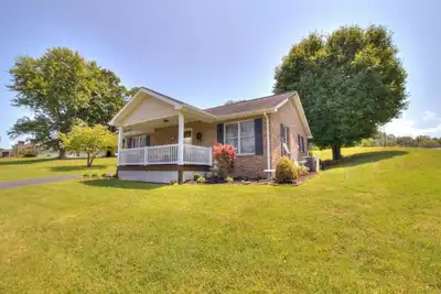 Image de Experience the serenity of a peaceful neighborhood and the excitement of the city.
