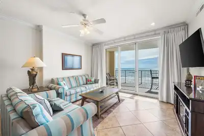 Image de Big Beachfront Balcony for Parties of 7 with a set of beach chairs included!