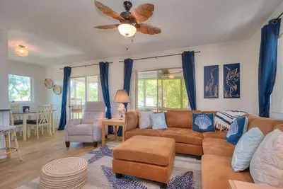 Image de 3br/2ba House - Walk to the Beach, Golf Cart, Sleeps 8