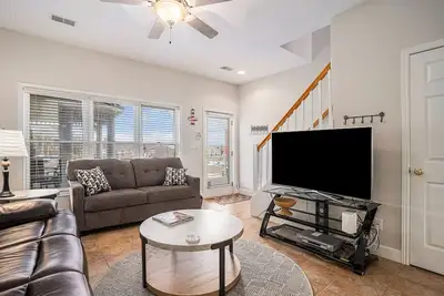 Image de Two Birds One Stone | Brand New | Luxe Condo in Downtown SoHa | River Views