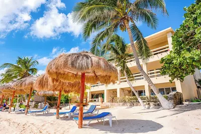 Image de Beachfront penthouse condo, onsite restaurant, Ac and swimming pool!