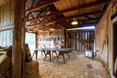 Image de Flying Fox Ranch - Cabin on 15 Acre lot w\/Tree Fort, Social Barn & Forest Access