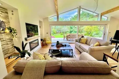 Image de Spacious Stylish Forest Escape | Kids Outdoor Play