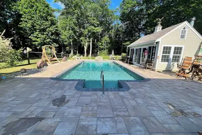 Image de Fabulous Get Away for mature Adults w/beautiful pool & yard