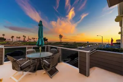 Image de 25% Off Aug 11-14 Steps2Sand, Hot Tub, Ocean Views