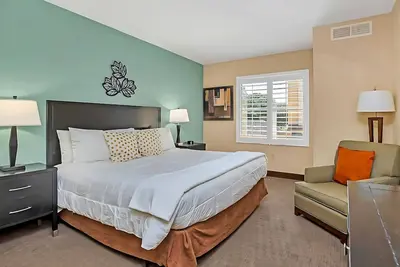 Image de Stylish King Suite w Arcade Game & Bbq—Near Disney