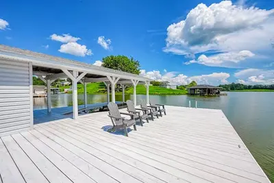 Image de 5 Br Lakefront Home w/ Private Dock, Kayaks, Gameroom, 2 Firepits, Baby Gear