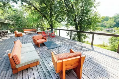 Image de The Yellow Door | Mid-Century Lake Haven | Wayzata