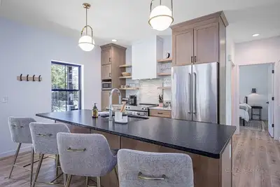 Image de New build, modern, hot tub, nature & Hoa amenities