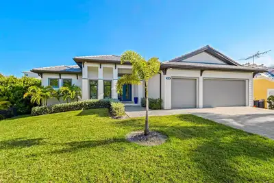 Image de Luxe brand-new home with designer interior, lanai, private pool, & spa