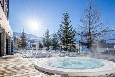 Image de Pied des pistes de ski, remise en forme, piscine, sauna, balcon, télévision, casier à ski, 45m²