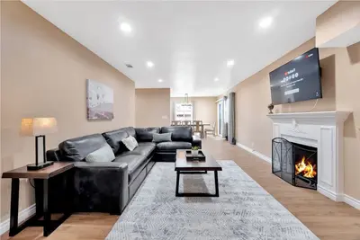 Image de Game Room minutes from Disneyland + Beaches + Steps from Golf Course
