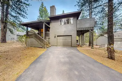 Image de Sunriver Resort home with 8 Sharc passes, fireplace, balcony, W/D