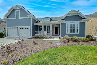 Image de Bayside Resort home with bunk/playroom, deck, & access to pool, hot tub, & sauna