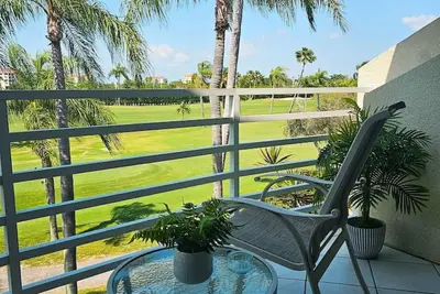 Image de The Caddyshack: 2\/2 w course view; 5 mins to beach