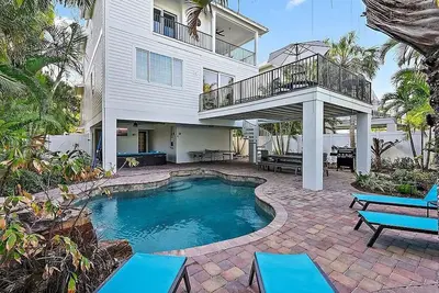 Image de Tropical Oasis - Stunning Backyard with a Pool!